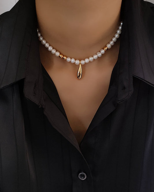 Elegant Pearl Necklace with Vintage Gold Teardrop Pendant