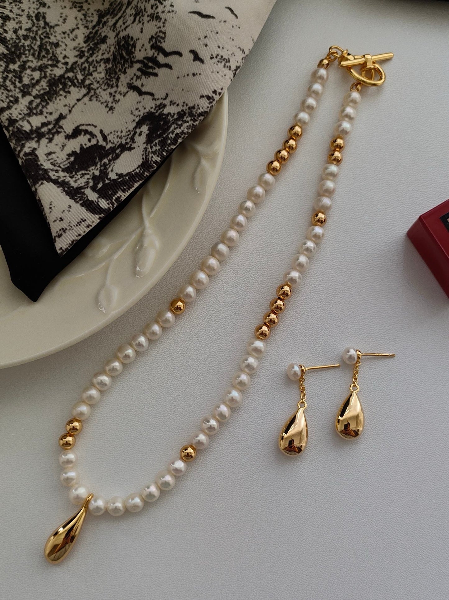 Elegant Pearl Necklace with Vintage Gold Teardrop Pendant